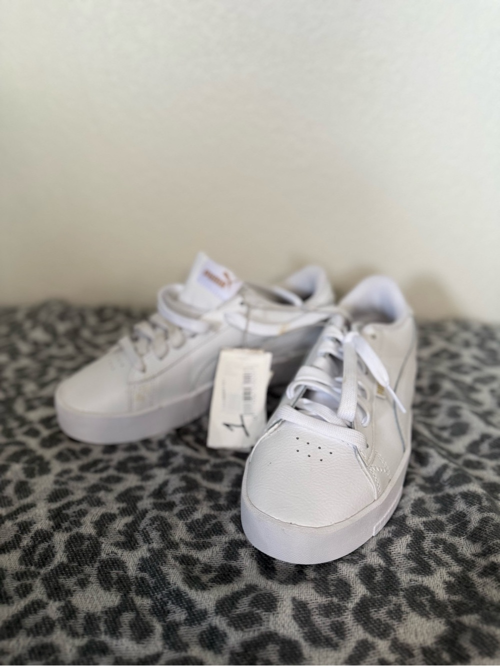 White Wo Low-Top Sneakers - Classic Casual Shoe